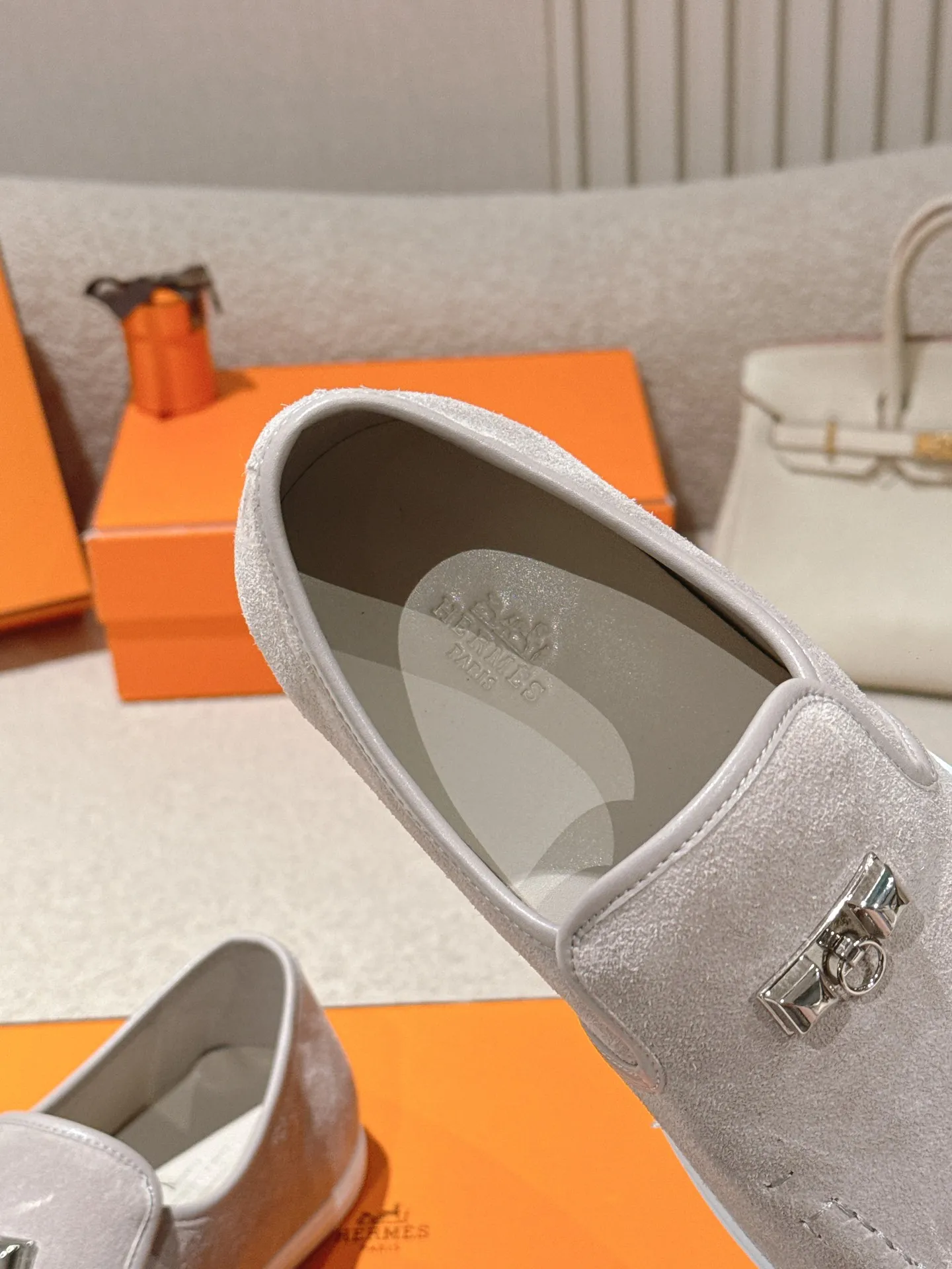Men's Men's Shoes 600💰 Hermes# Couple Studded Loafers Calfskin and suede goatskin lace-up free sneakers with signature "H" detail. The design is simple and smooth, creating a fashionable urban look. It is comfortable and versatile. H family classics are not outdated, and the delivery counter is exquisitely packaged🛍📦 Fabric: Original customized imported first-layer cowhide/cow down Lining: Imported soft sheepskin Sole: Original open-molded anti-slip TPU material Size: 35-45